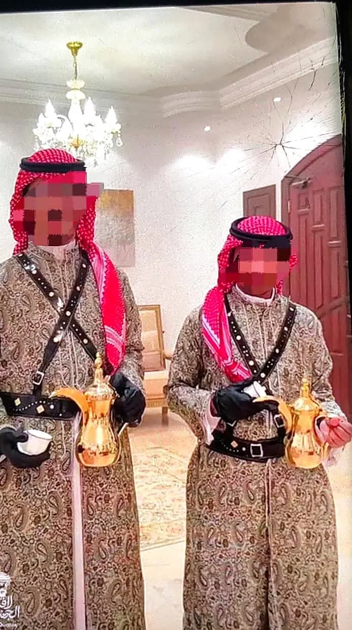 قهوجي بزي تراثي يصبّ القهوة في ينبع - أصول الضيافة